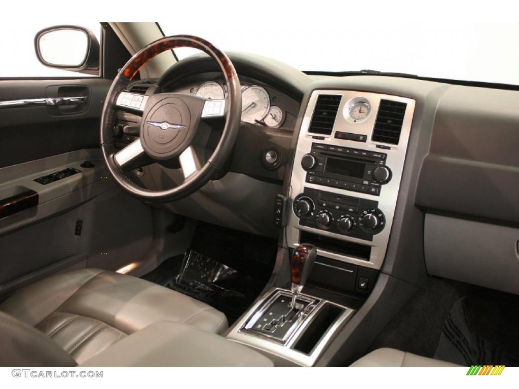 2006 300 C HEMI AWD - Bright Silver Metallic / Dark Slate Gray/Light Slate Gray photo #18