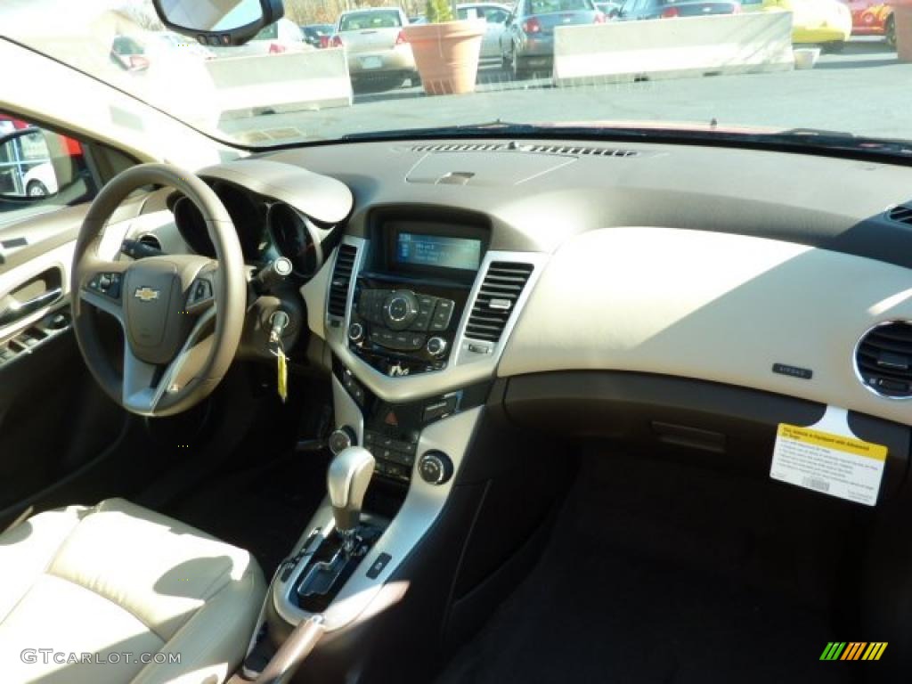 2011 Chevrolet Cruze LT Cocoa/Light Neutral Leather Dashboard Photo #39449982