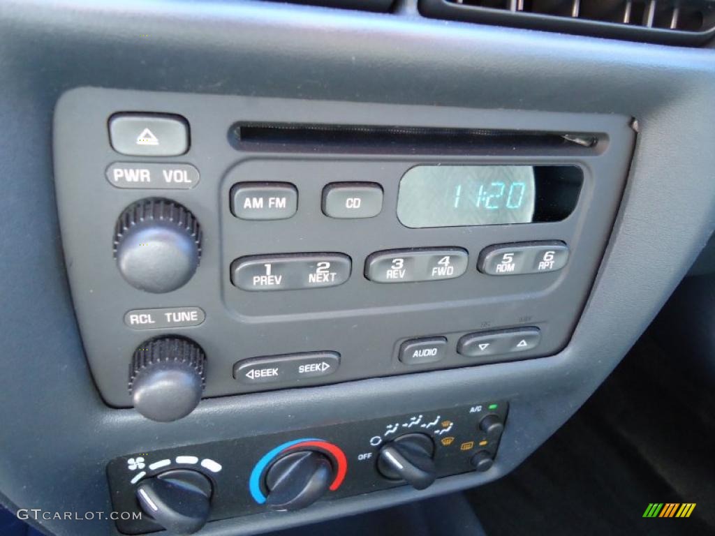 2002 Chevrolet Cavalier LS Coupe Controls Photo #39459086
