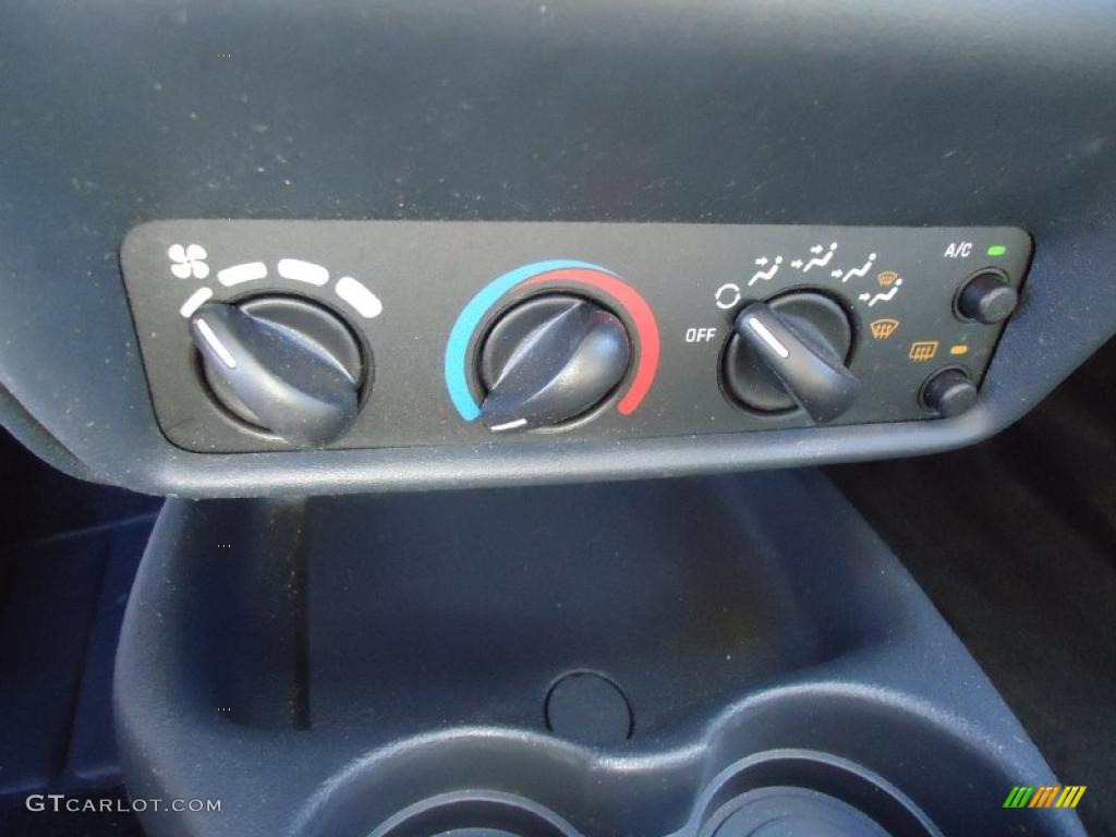 2002 Chevrolet Cavalier LS Coupe Controls Photo #39459102