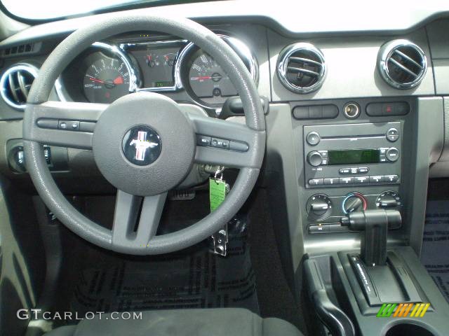 2007 Mustang V6 Deluxe Coupe - Satin Silver Metallic / Light Graphite photo #23