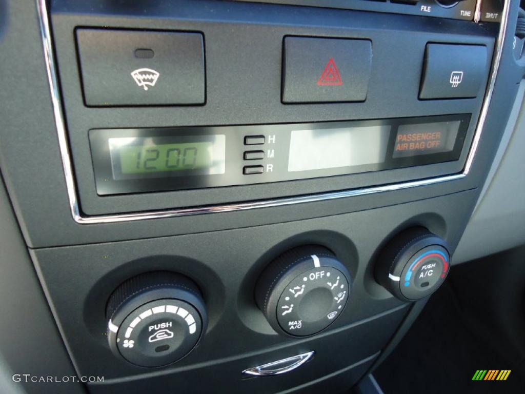 2008 Kia Sorento LX Controls Photo #39467918