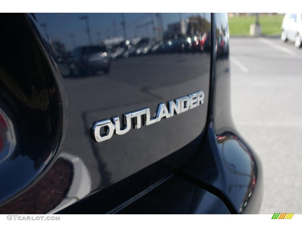 2011 Mitsubishi Outlander XLS Marks and Logos Photos