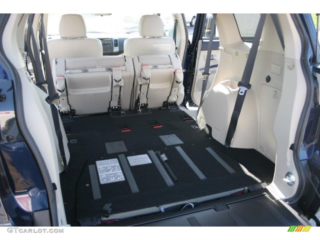 2011 Mitsubishi Outlander XLS Trunk Photos