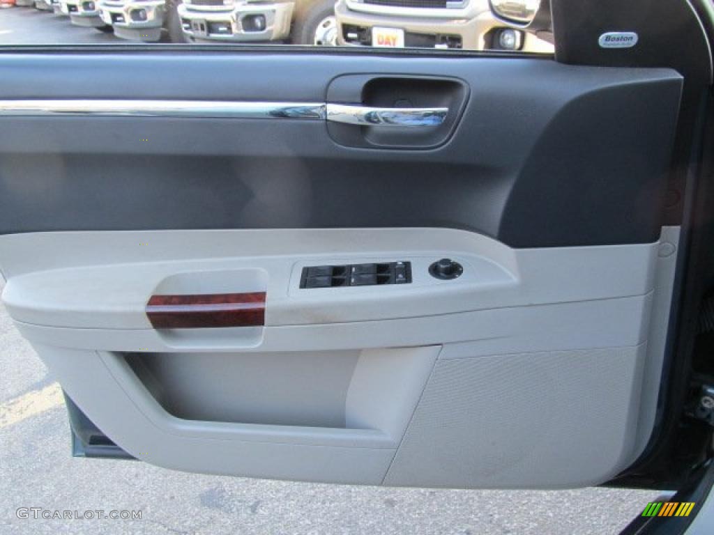 2005 Chrysler 300 Limited AWD Door Panel Photos