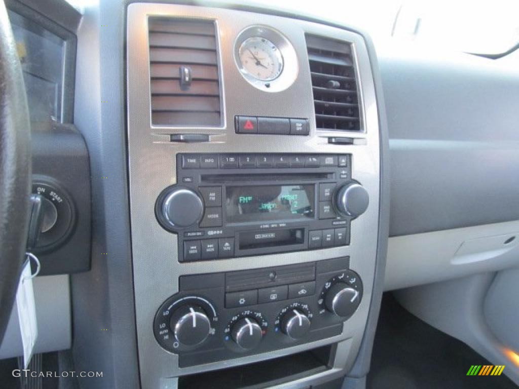 2005 Chrysler 300 Limited AWD Controls Photos