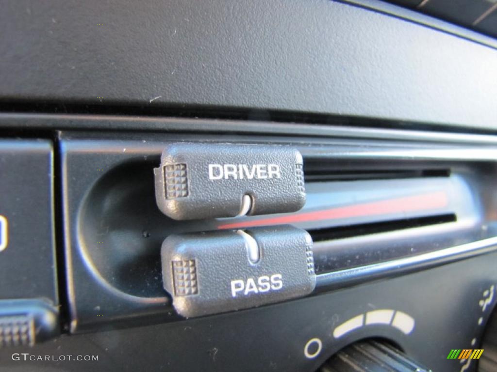 2004 Dodge Grand Caravan SE Controls Photo #39495796