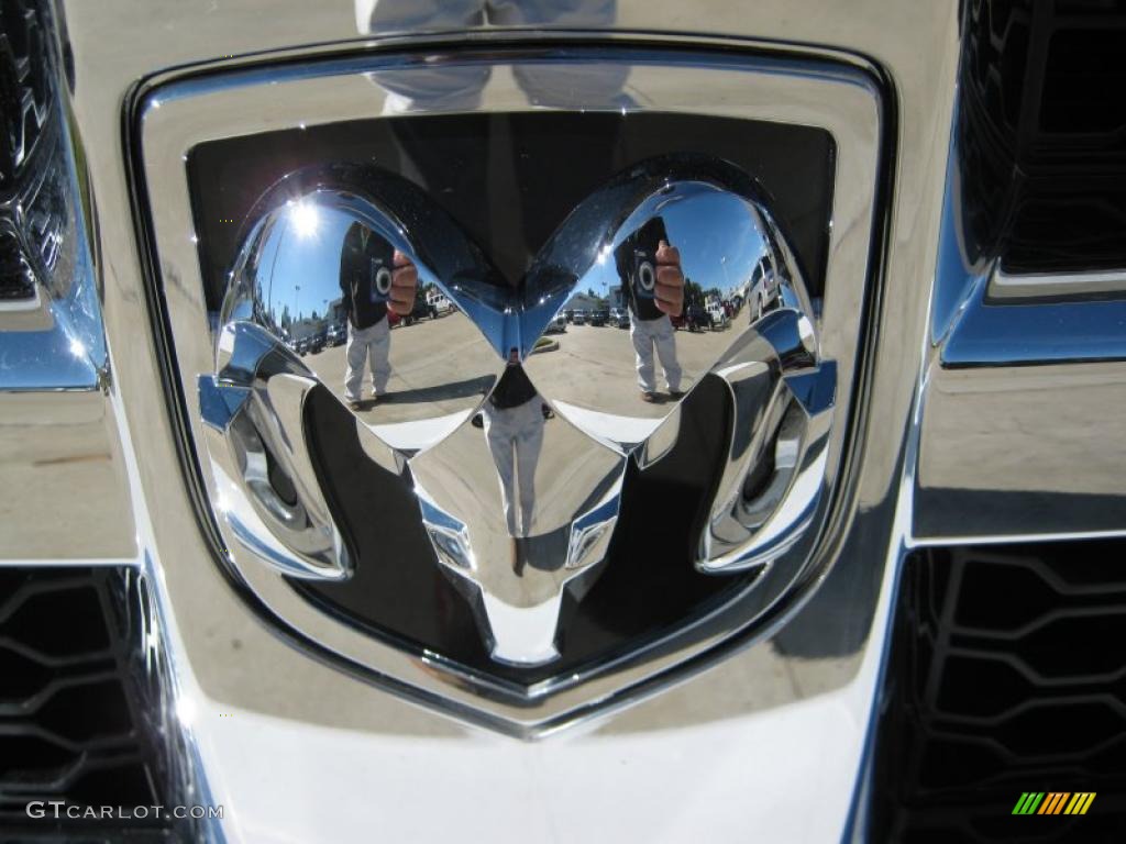 2011 Ram 1500 SLT Crew Cab - Bright White / Dark Slate Gray/Medium Graystone photo #25