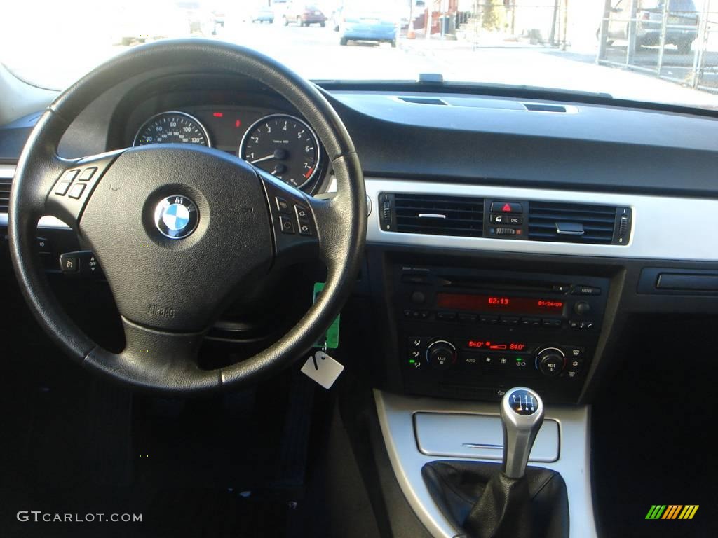 2006 3 Series 330xi Sedan - Alpine White / Black photo #18