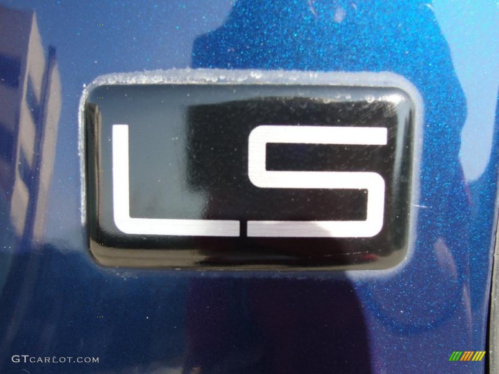 2002 Chevrolet S10 LS Extended Cab Marks and Logos Photos