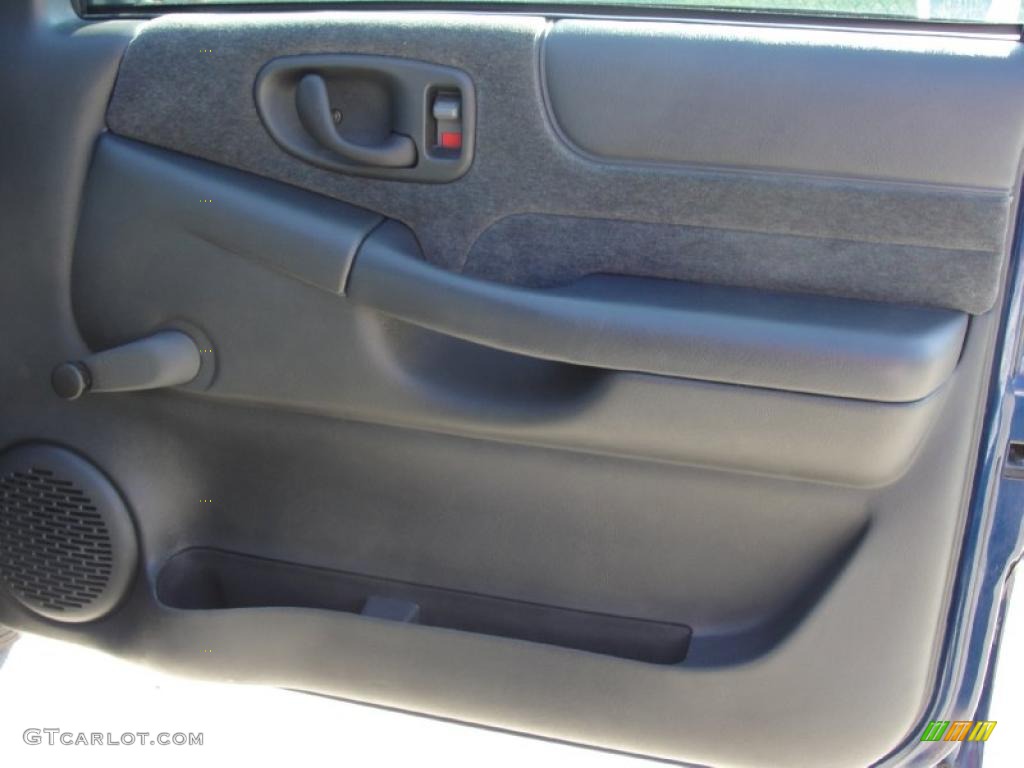 2002 Chevrolet S10 LS Extended Cab Medium Gray Door Panel Photo #39513360