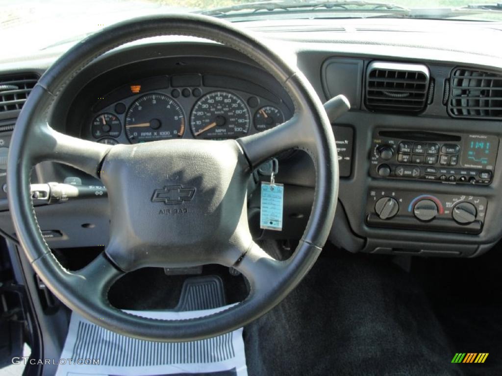 2002 Chevrolet S10 LS Extended Cab Controls Photo #39513576