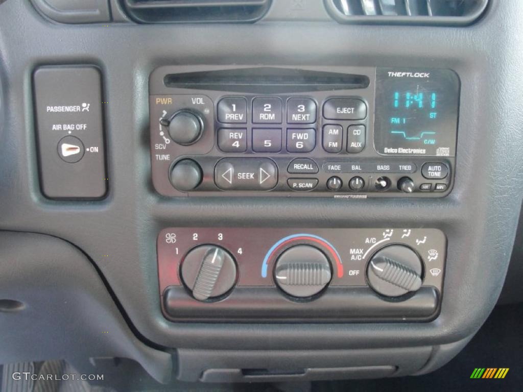 2002 Chevrolet S10 LS Extended Cab Controls Photo #39513632
