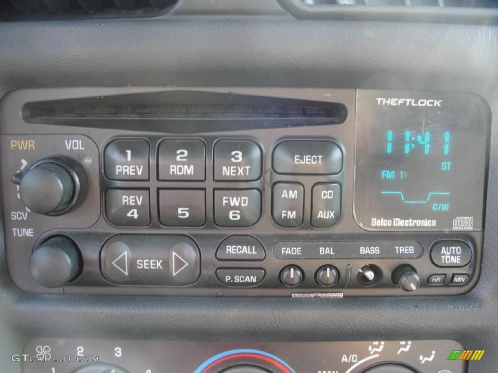 2002 Chevrolet S10 LS Extended Cab Controls Photo #39513652