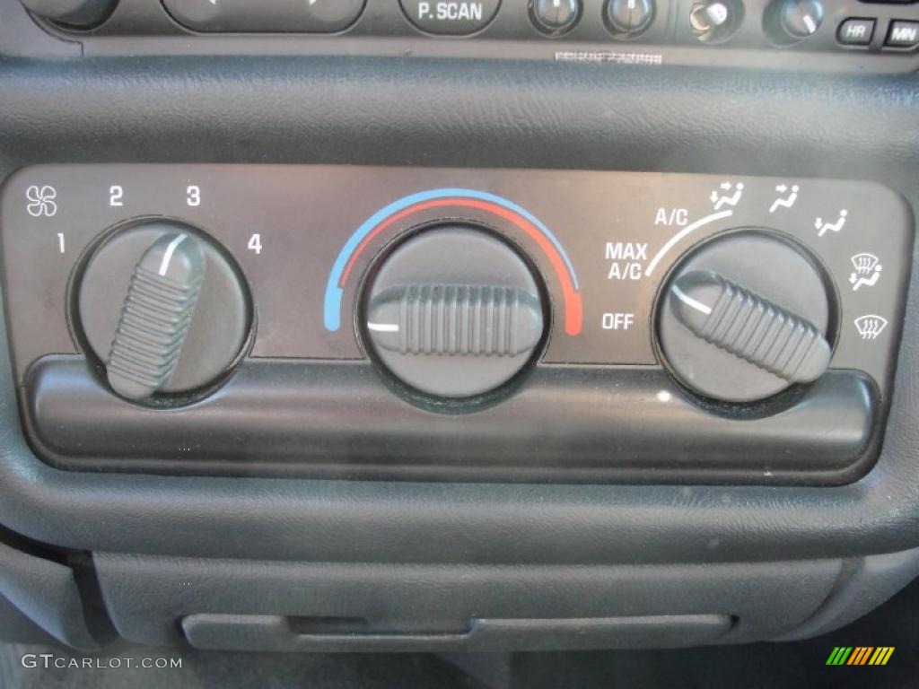 2002 Chevrolet S10 LS Extended Cab Controls Photo #39513668