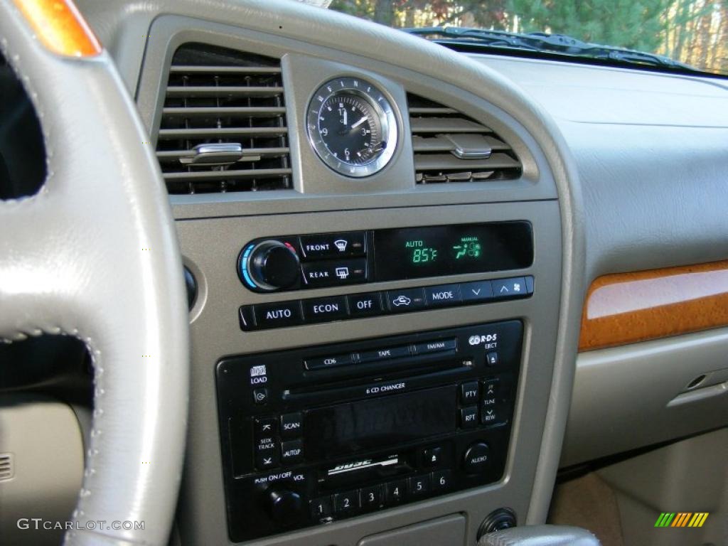 2002 Infiniti QX4 4x4 Controls Photo #39515284
