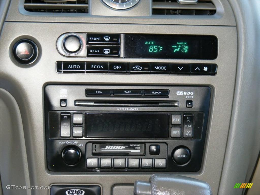 2002 Infiniti QX4 4x4 Controls Photo #39515356