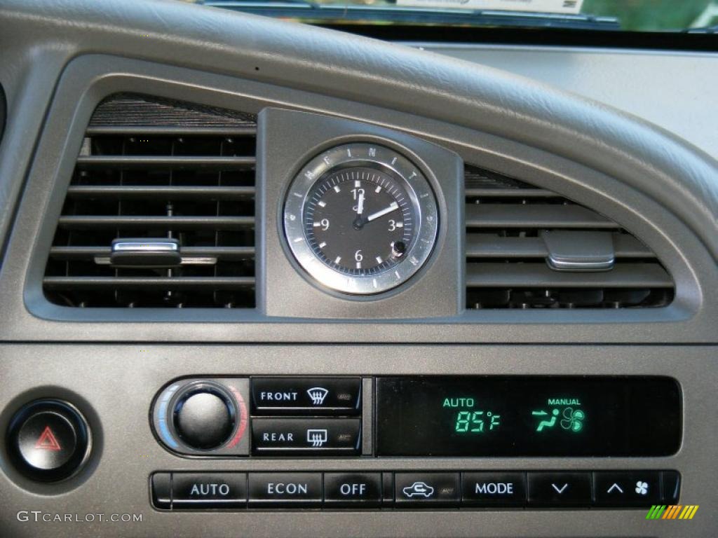 2002 Infiniti QX4 4x4 Controls Photo #39515384