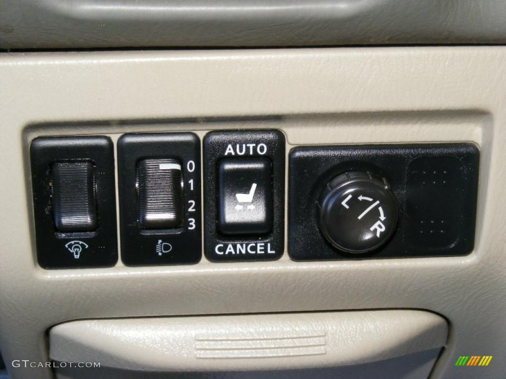 2002 Infiniti QX4 4x4 Controls Photo #39515400