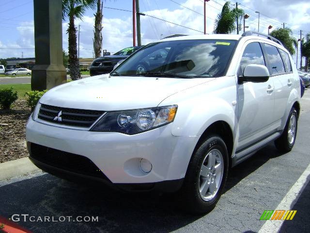 Diamond White Pearl Mitsubishi Outlander