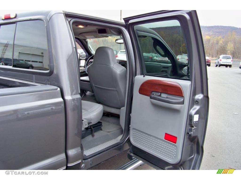 2005 F250 Super Duty Lariat Crew Cab 4x4 - Dark Shadow Grey Metallic / Medium Flint photo #16