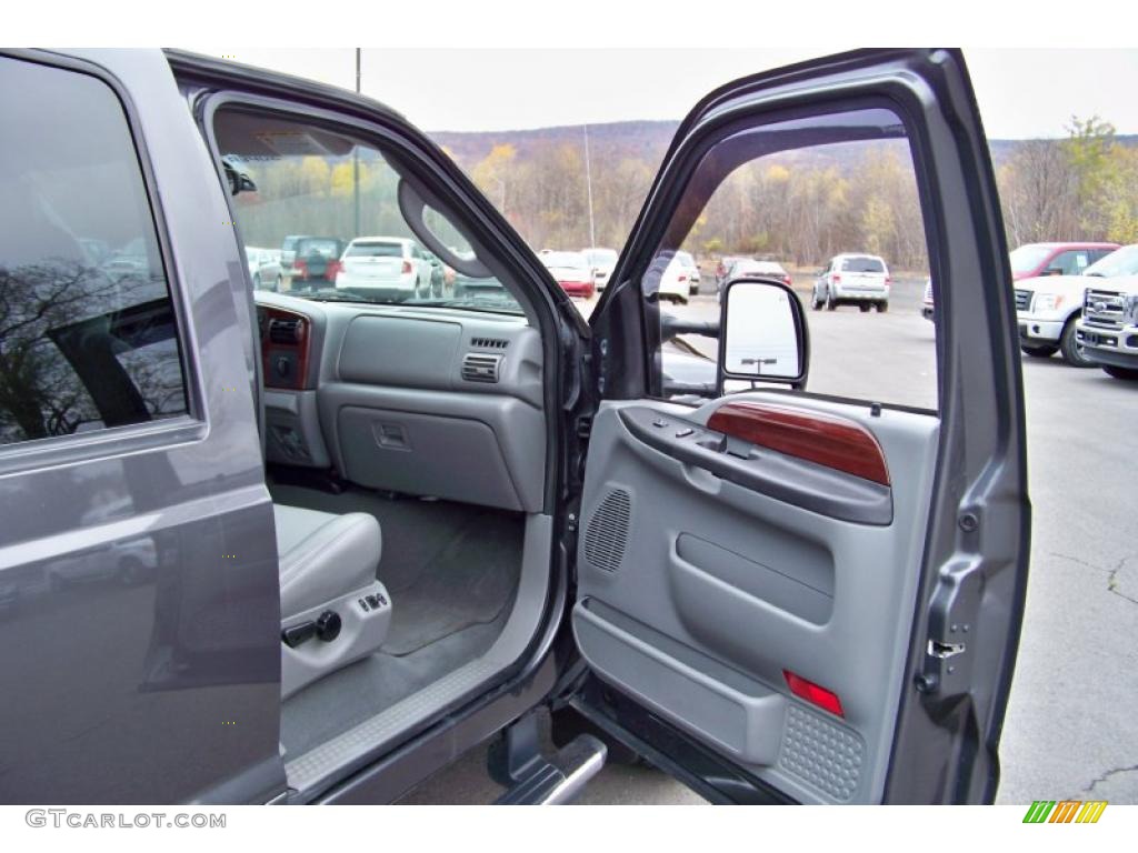 2005 F250 Super Duty Lariat Crew Cab 4x4 - Dark Shadow Grey Metallic / Medium Flint photo #18