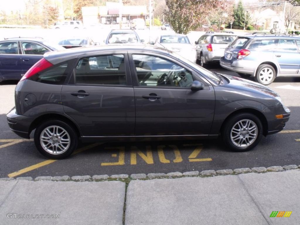 2005 Focus ZX5 SE Hatchback - Liquid Grey Metallic / Dark Flint/Light Flint photo #9