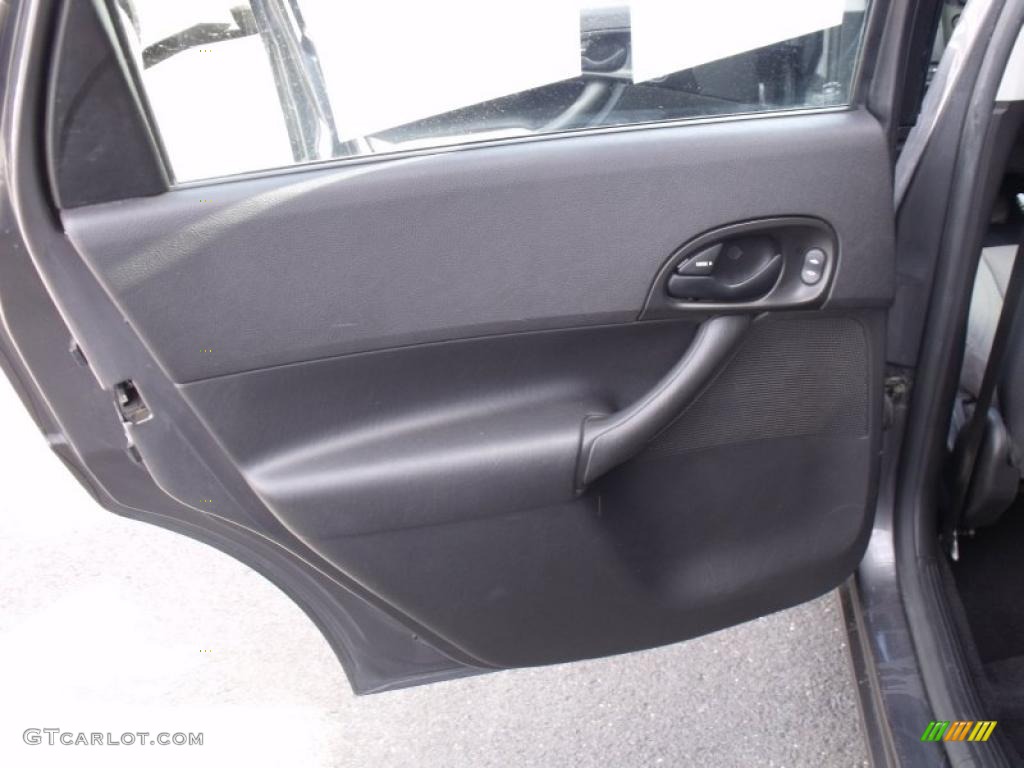 2005 Ford Focus ZX5 SE Hatchback Dark Flint/Light Flint Door Panel Photo #39544458
