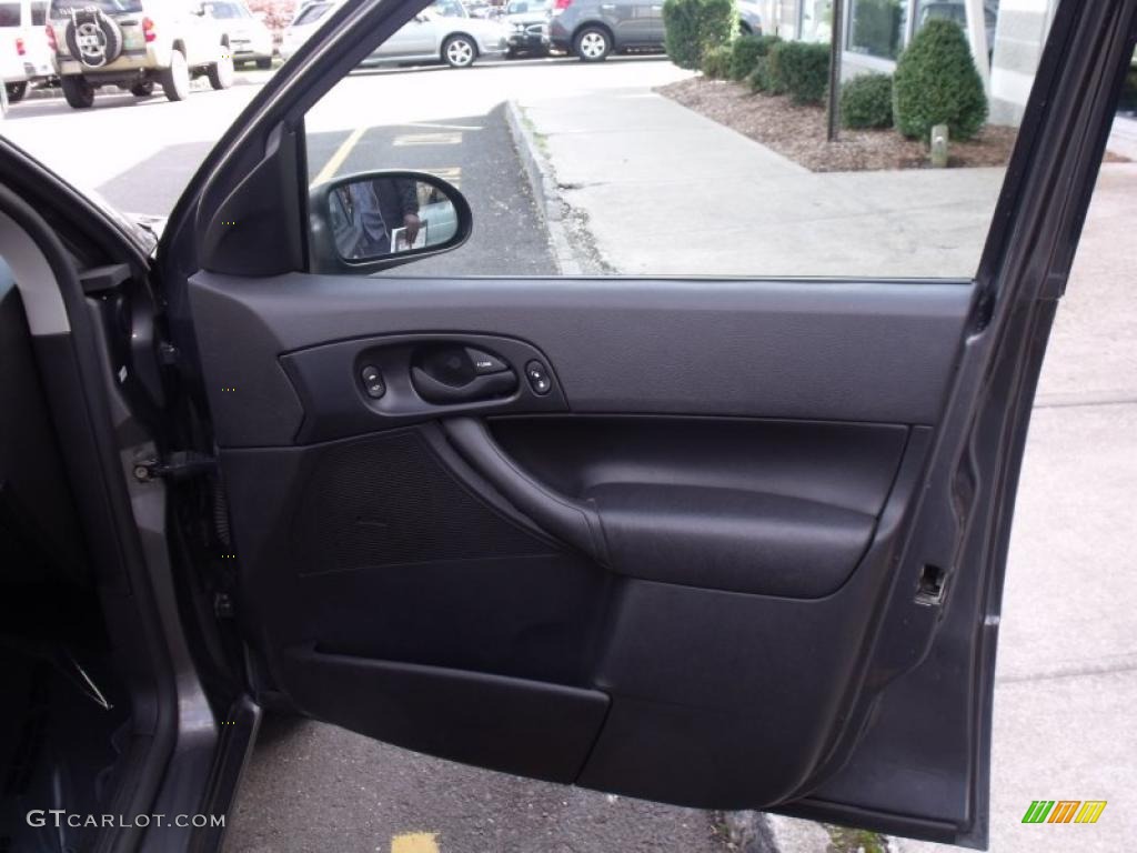 2005 Focus ZX5 SE Hatchback - Liquid Grey Metallic / Dark Flint/Light Flint photo #20