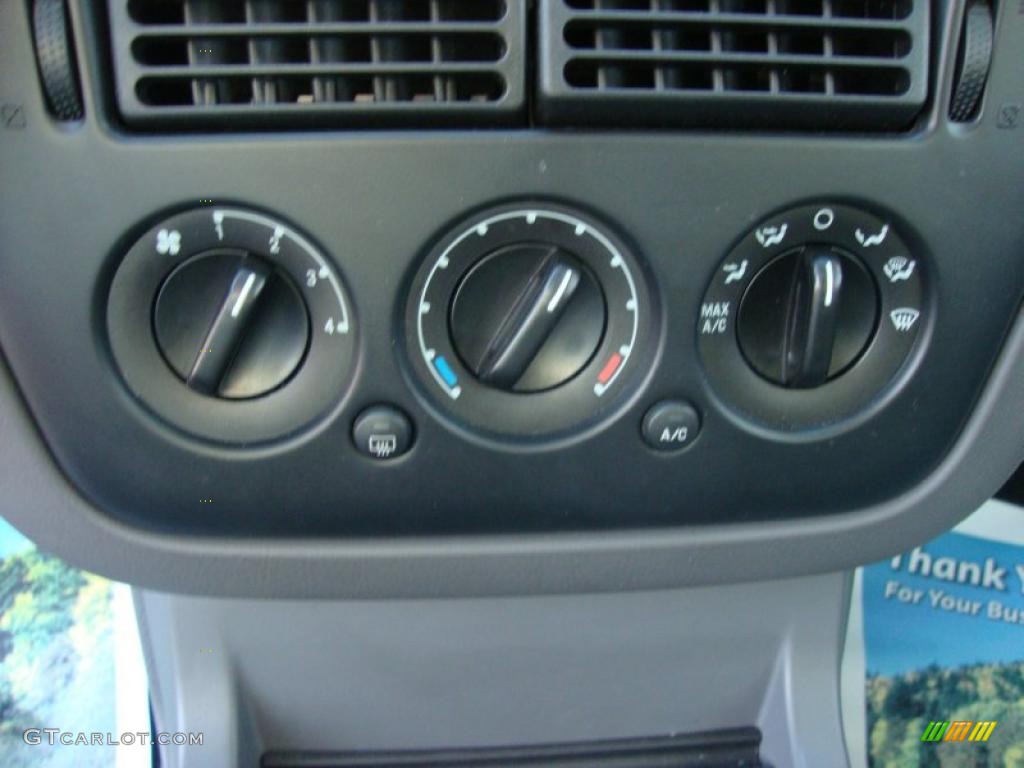 2002 Ford Explorer XLT 4x4 Controls Photo #39544498