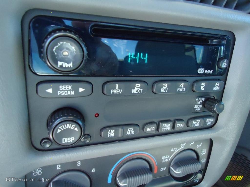 2003 Chevrolet S10 LS Extended Cab Controls Photo #39551794