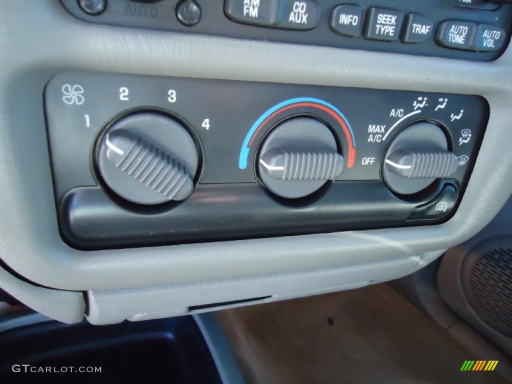 2003 Chevrolet S10 LS Extended Cab Controls Photo #39551810