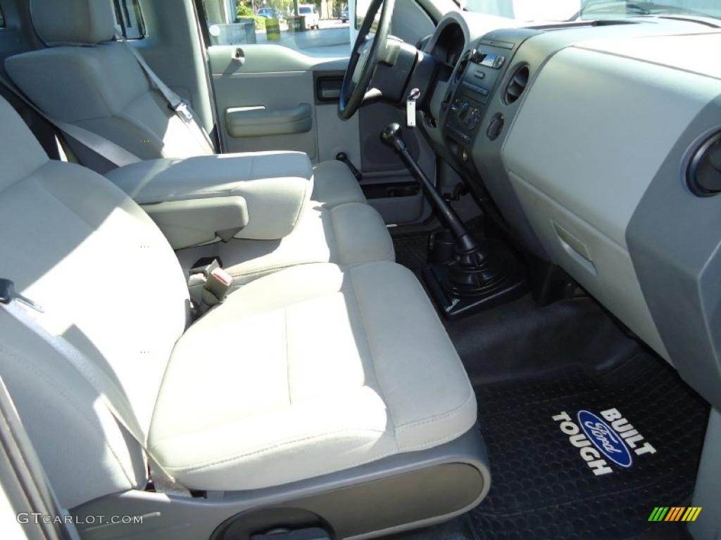 2005 F150 XL Regular Cab - Oxford White / Medium Flint Grey photo #13