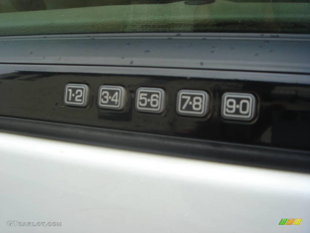 2003 Expedition Eddie Bauer 4x4 - Oxford White / Medium Parchment photo #16