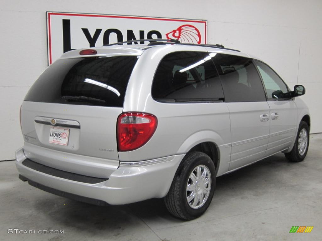 2007 Town & Country Limited - Bright Silver Metallic / Medium Slate Gray photo #26