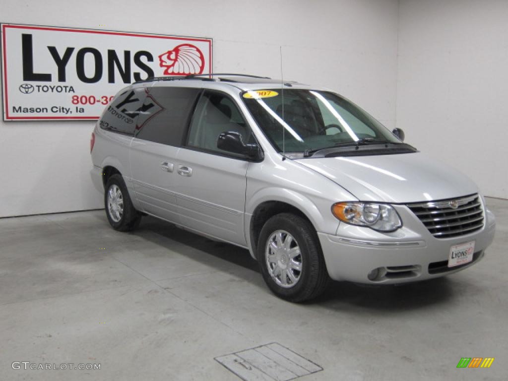 2007 Town & Country Limited - Bright Silver Metallic / Medium Slate Gray photo #31