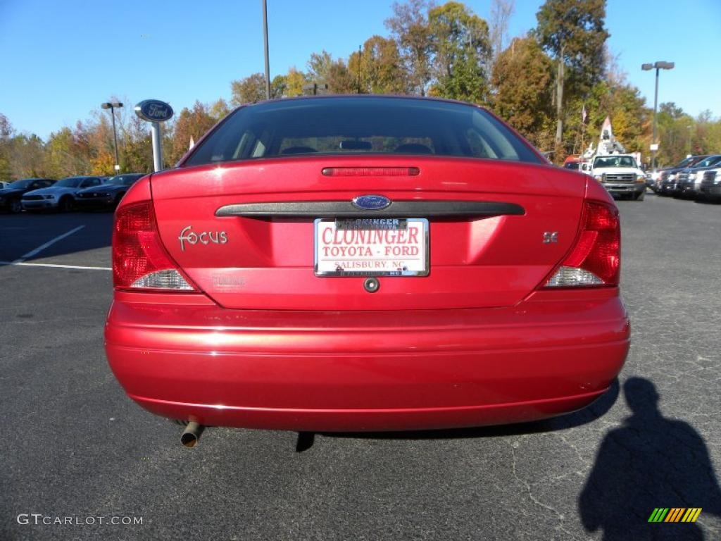 2004 Focus SE Sedan - Sangria Red Metallic / Medium Graphite photo #4