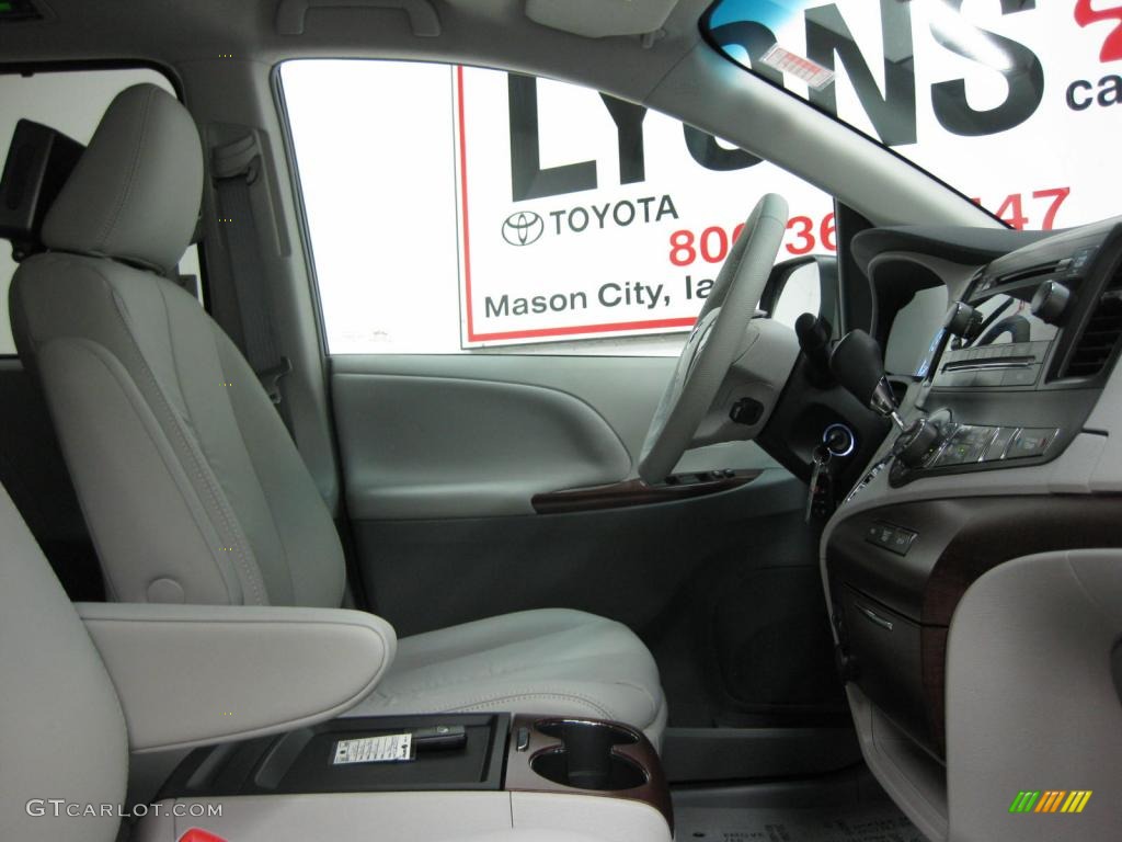 2011 Sienna XLE - Salsa Red Pearl / Light Gray photo #7