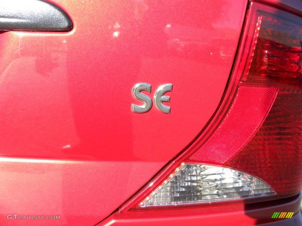 2004 Focus SE Sedan - Sangria Red Metallic / Medium Graphite photo #13
