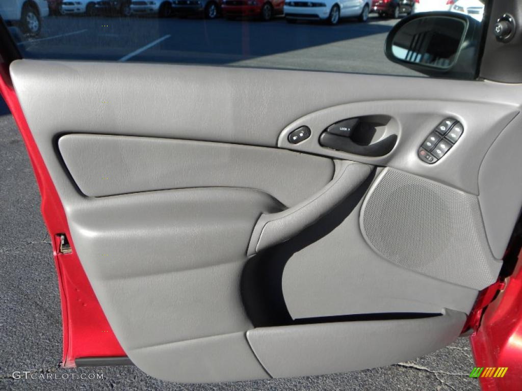 2004 Focus SE Sedan - Sangria Red Metallic / Medium Graphite photo #14