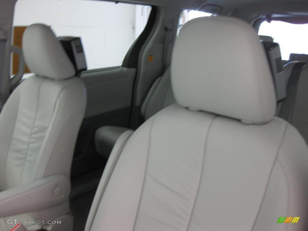 2011 Sienna XLE - Salsa Red Pearl / Light Gray photo #36
