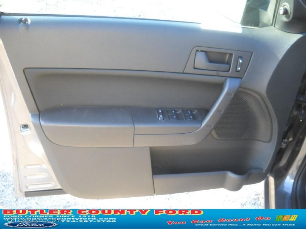 2011 Focus SE Sedan - Sterling Gray Metallic / Charcoal Black photo #7