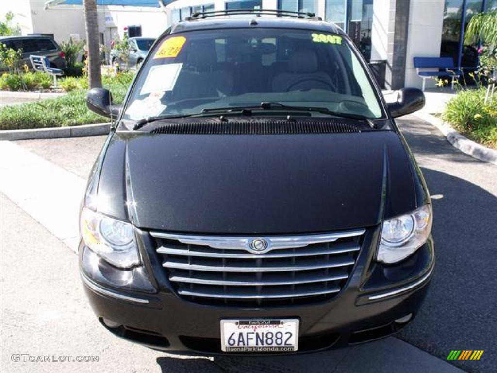 2007 Town & Country Limited - Brilliant Black Crystal Pearl / Medium Slate Gray photo #2