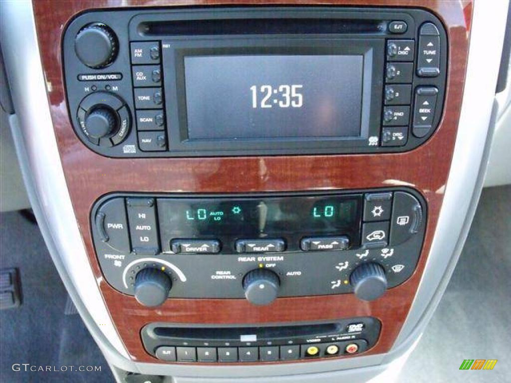 2007 Chrysler Town & Country Limited Controls Photo #39576921