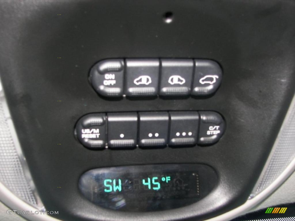 2006 Chrysler Town & Country Touring Controls Photo #39580481