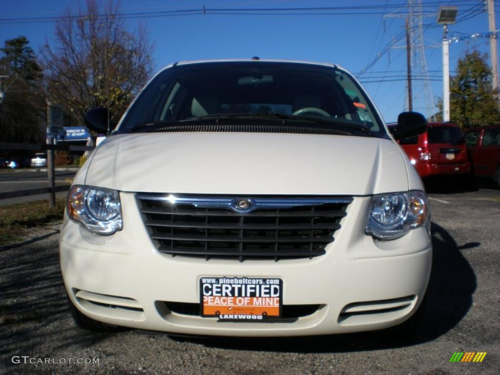 2007 Town & Country Touring - Cool Vanilla White / Medium Slate Gray photo #2