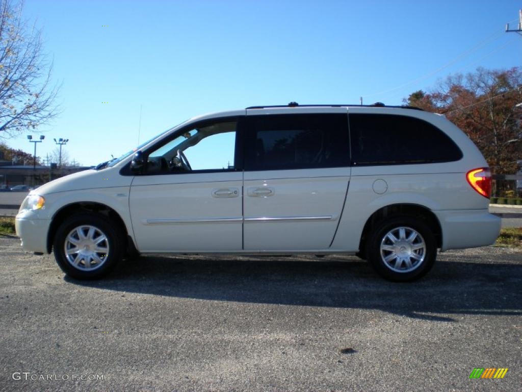2007 Town & Country Touring - Cool Vanilla White / Medium Slate Gray photo #4