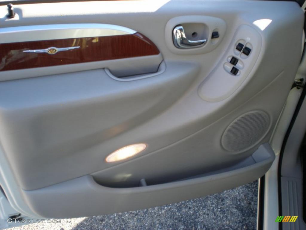 2007 Town & Country Touring - Cool Vanilla White / Medium Slate Gray photo #13