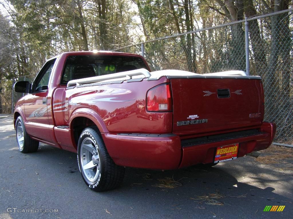 2001 Sonoma SLS Regular Cab - Cherry Red Metallic / Graphite photo #4