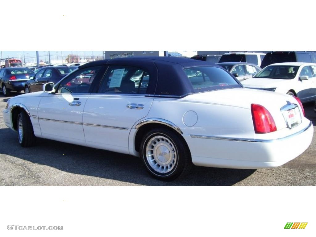 2001 Town Car Executive - Vibrant White / Deep Slate Blue photo #6